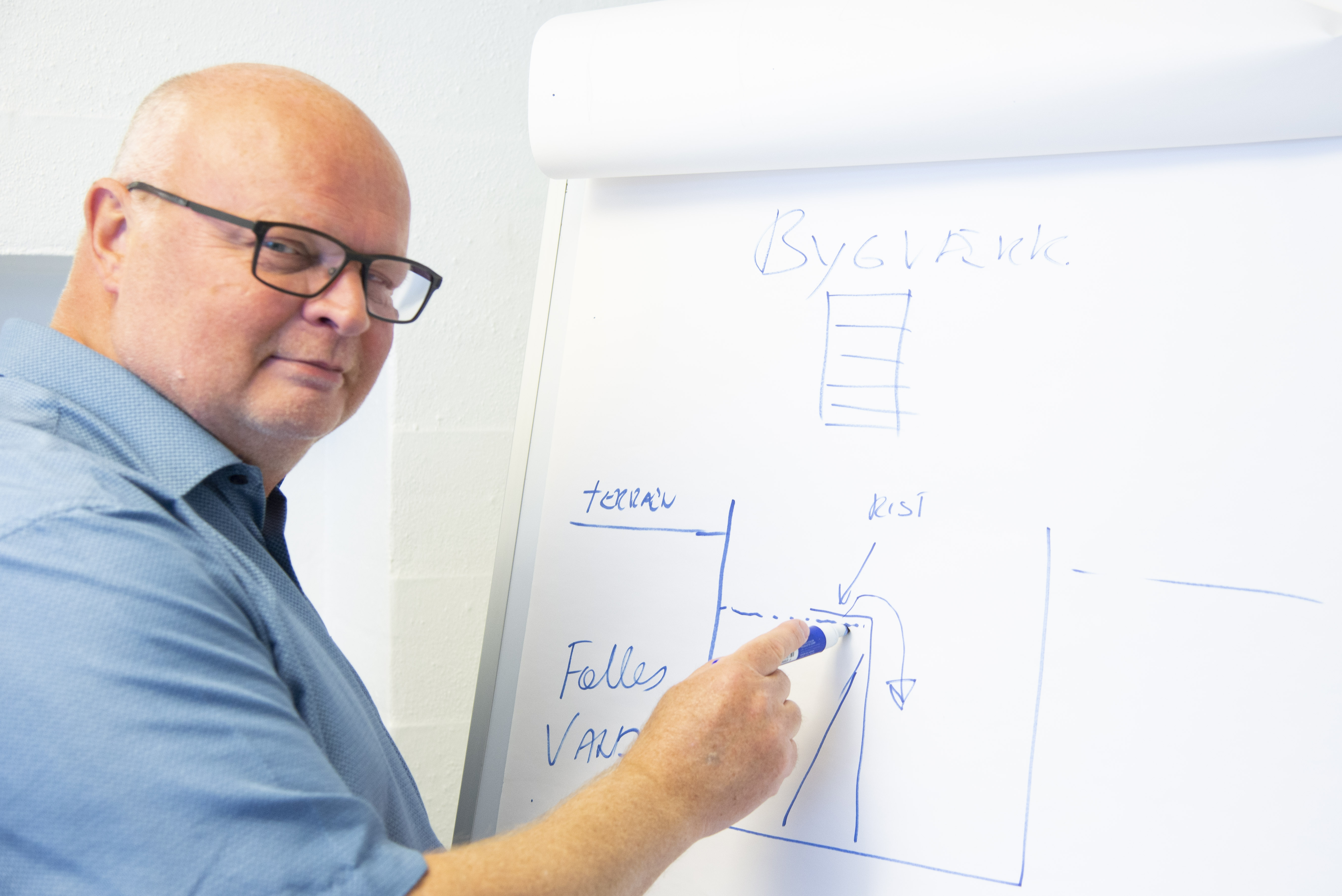 Driftsleder Peter Møller Andersen forklarer, hvordan vandet renses og skidt sorteres fra ved overløb i kloaksystemet. Foto: Rune Kaldau Driftsleder Peter Møller Andersen forklarer, hvordan vandet renses og skidt sorteres fra ved overløb i kloaksystemet. Foto: Rune Kaldau