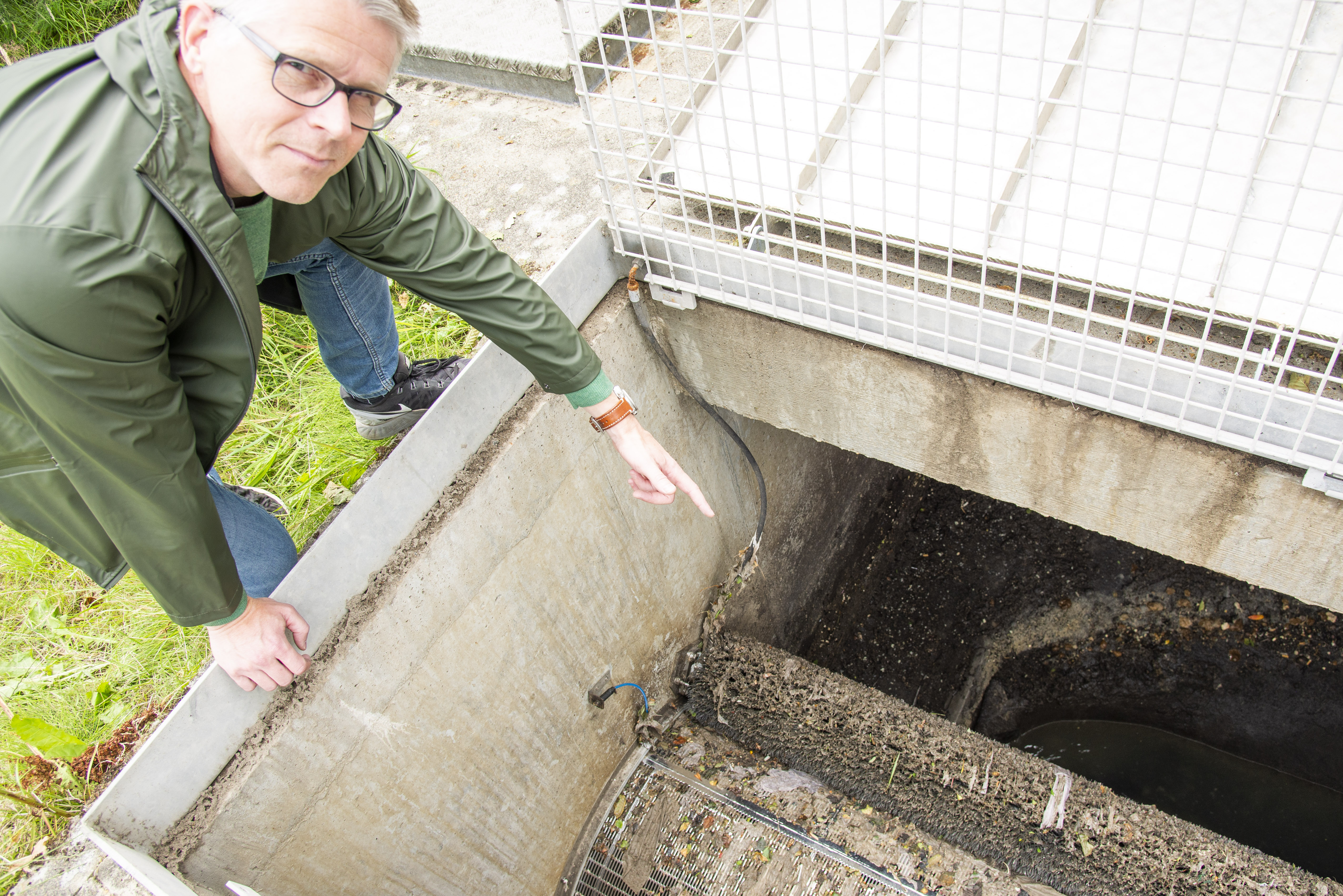 Foto - Ingeniør ved Ikast-Brande Spildevand viser, hvordan filteret renser overløbsvandet i et bygværk ved Ikast Foto - Ingeniør ved Ikast-Brande Spildevand viser, hvordan filteret renser overløbsvandet i et bygværk ved Ikast