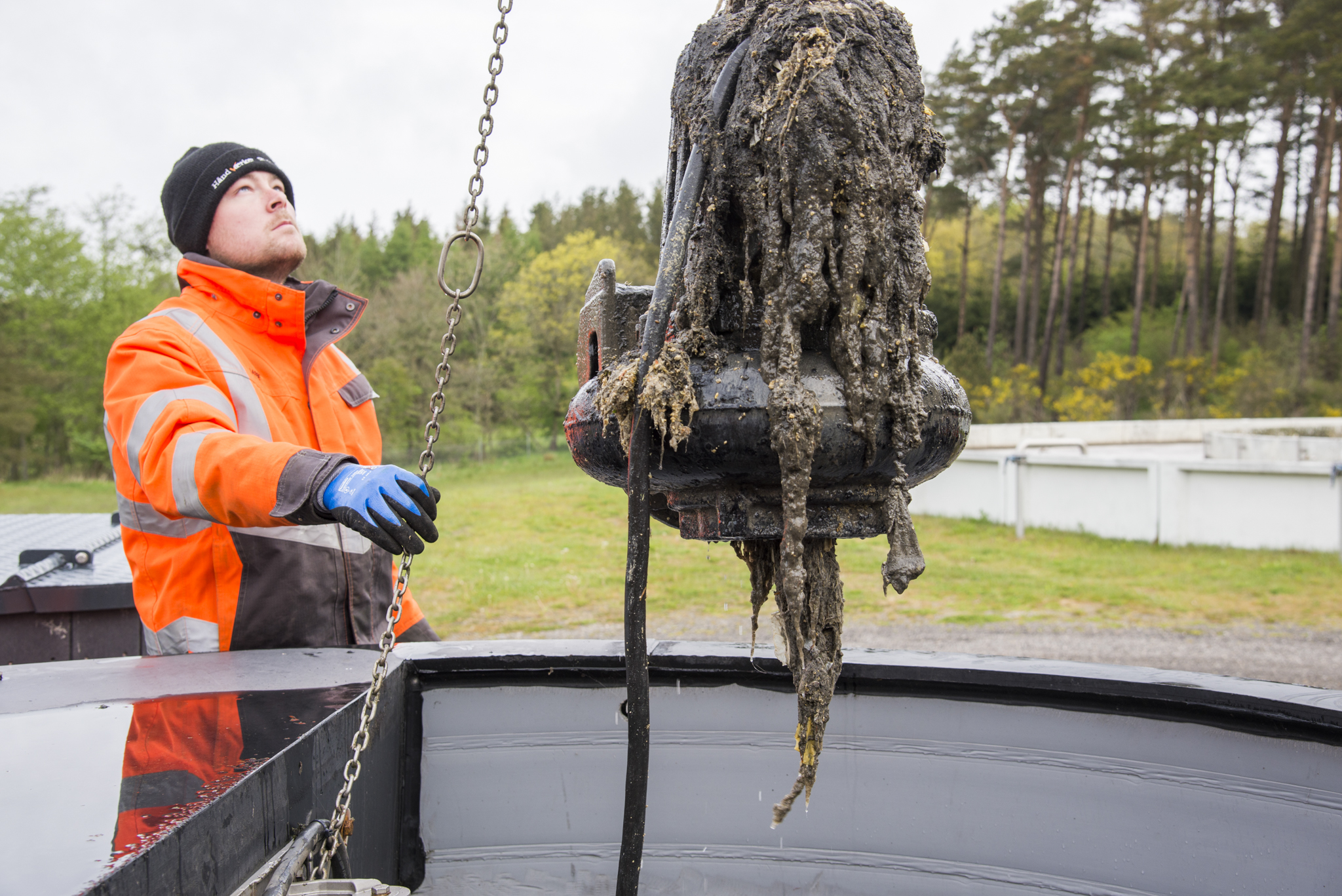 Det lugter fælt, når låget er taget af brønden for at hejse pumpen op - Foto Rune Kaldau